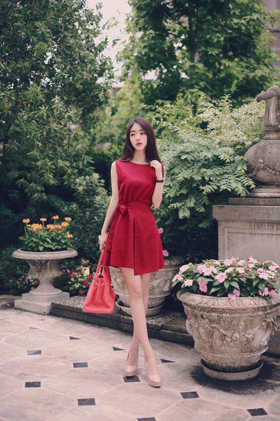  Ngoài các mẫu váy vintage, các nhà mốt còn giới thiệu nhiều kiểu đầm ngắn hiện đại và trẻ trung.