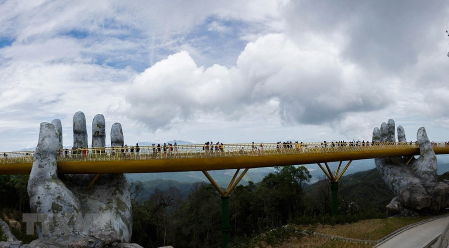 Cầu Vàng nằm ở khu vực vườn Thiên Thai của Sun World Ba Na Hills. Cầu được kết nối với nhà ga Marseille và Bordeaux để đưa khách từ khu vực chân núi hay làng Pháp thăm vườn hoa. Giữa không trung, cây cầu như một dải lụa vàng rực rỡ. 