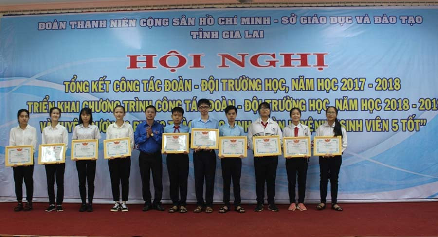 Tặng bằng khen của BCH Tỉnh đoàn cho các tác giả đạt giải cuộc thi sáng tạo thanh-thiếu niên nhi đồng toàn quốc lần thứ 6 năm 2018. Ảnh: Phan Lài