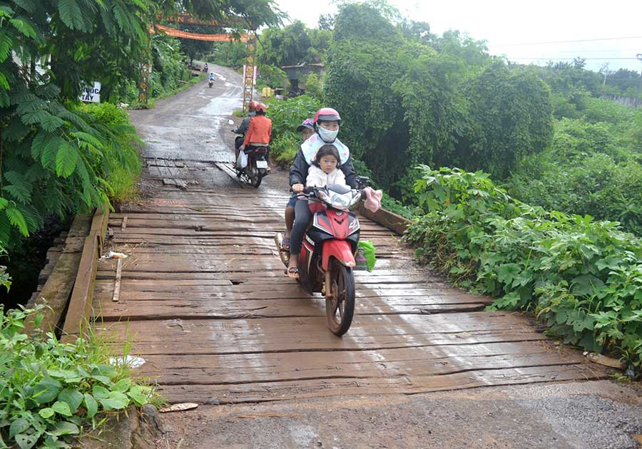  Mặt cầu Ia Hlốp được gia cố bằng những tấm ván gỗ. Ảnh: H.L
