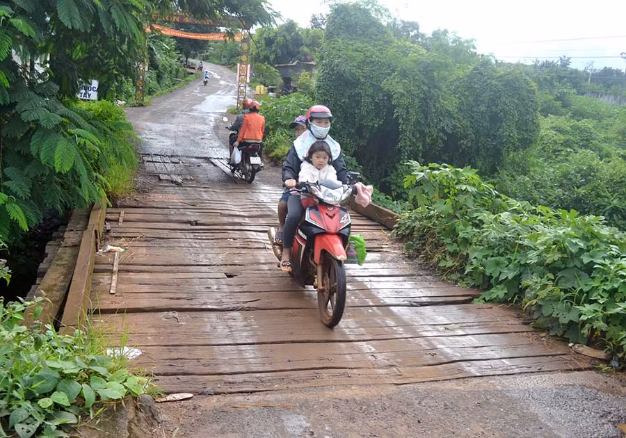  Mặt cầu Ia Hlốp được gia cố bằng những tấm ván gỗ. Ảnh: H.L