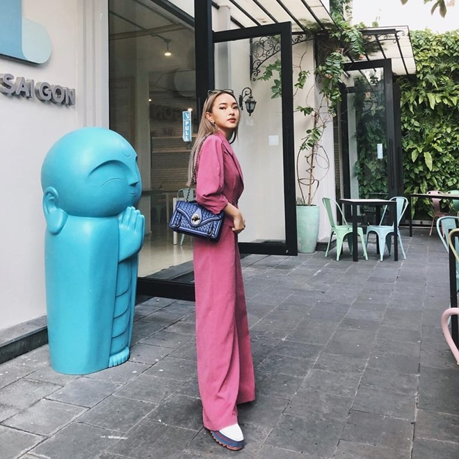  Châu Bùi cũng ''nhanh nhẹn'' có ngay một look hoàn chỉnh với túi City Knot màu xanh navy được mix với bộ đồ phủ sắc hồng ấn tượng.