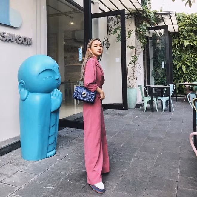  Châu Bùi cũng ''nhanh nhẹn'' có ngay một look hoàn chỉnh với túi City Knot màu xanh navy được mix với bộ đồ phủ sắc hồng ấn tượng.