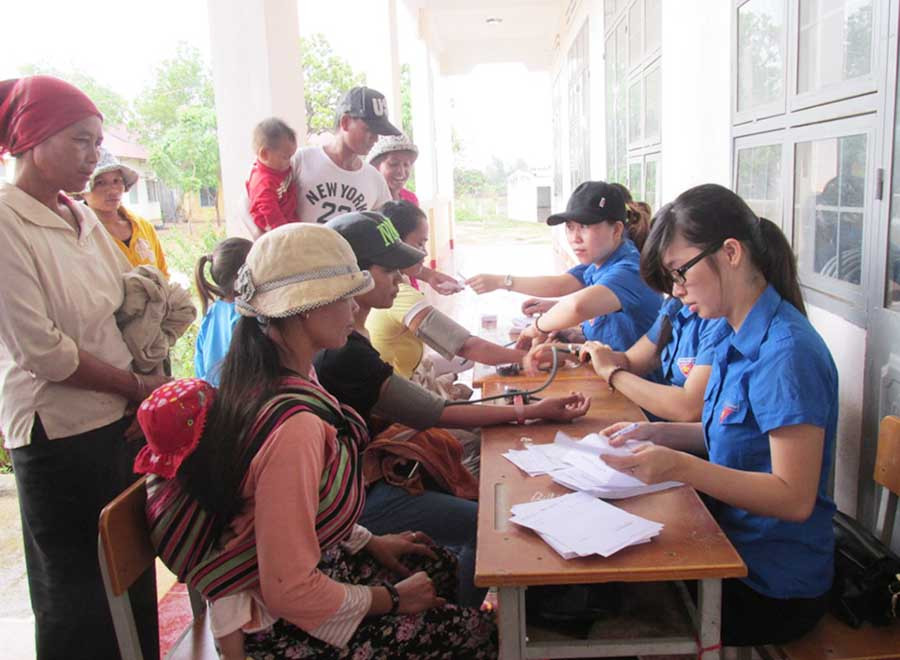 Đoàn viên thanh niên khám sức khỏe cho bà con nhân dân. Ảnh: Phan Lài