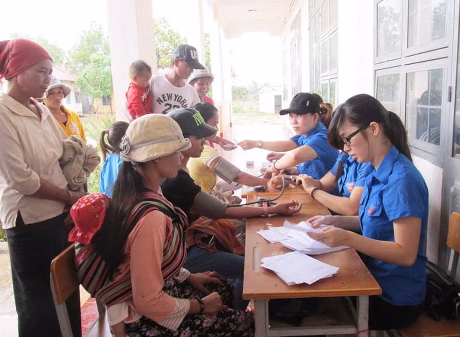 Đoàn viên thanh niên khám sức khỏe cho bà con nhân dân. Ảnh: Phan Lài