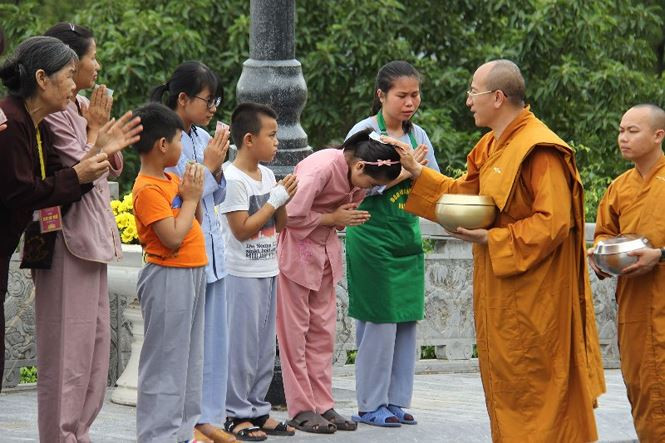 Khóa tu rèn luyện cho các em đức tính hiếu thảo, lễ phép đức độ.