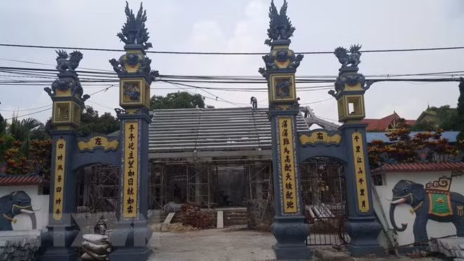 Đình Lương Xá bị phá bỏ hoàn toàn, đang xây mới lại bằng bêtông. (Ảnh: Đinh Thuận/TTXVN)