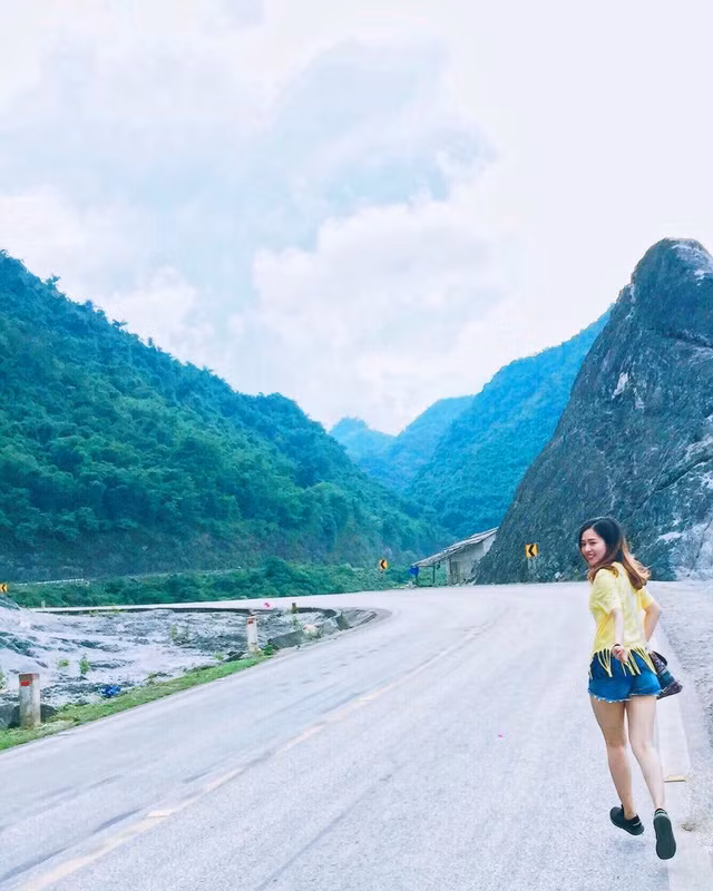  Nhờ những mảng đá vôi bao phủ tạo nên cho nơi đây khung cảnh trắng xóa, nên thơ như đang ở trời Tây. Ảnh: @haanhtran7693