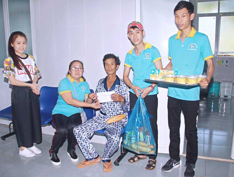  Thành viên CLB Tấm Lòng Vàng An Khê tặng quà cho bệnh nhân. Ảnh: H.N
