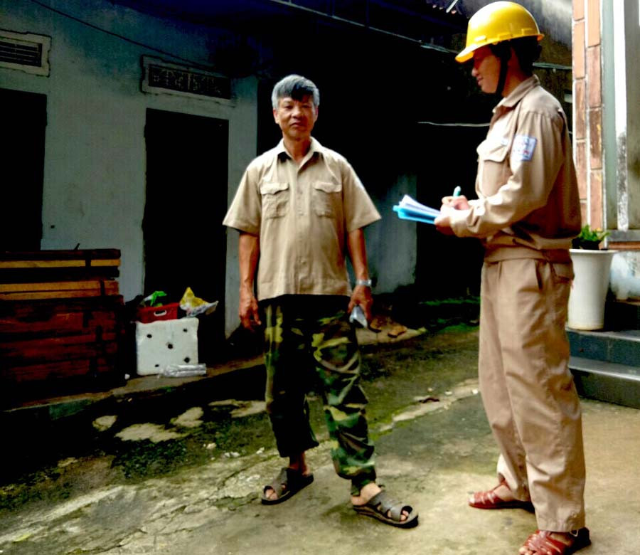  Đại diện Công ty Điện lực Gia Lai làm việc với một hộ thuê trọ. Ảnh: H.D