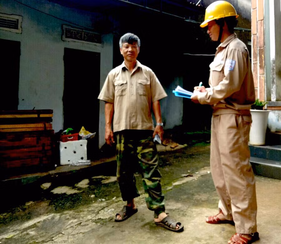  Đại diện Công ty Điện lực Gia Lai làm việc với một hộ thuê trọ. Ảnh: H.D
