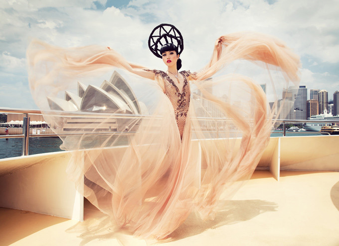 Jessica Minh Anh rất thích những kiểu váy dạ hội thiết kế mềm mại, bay bổng. Cô chụp ảnh ở Sydney, Australia. Jessica Minh Anh rất thích những kiểu váy dạ hội thiết kế mềm mại, bay bổng. Cô chụp ảnh ở Sydney, Australia.