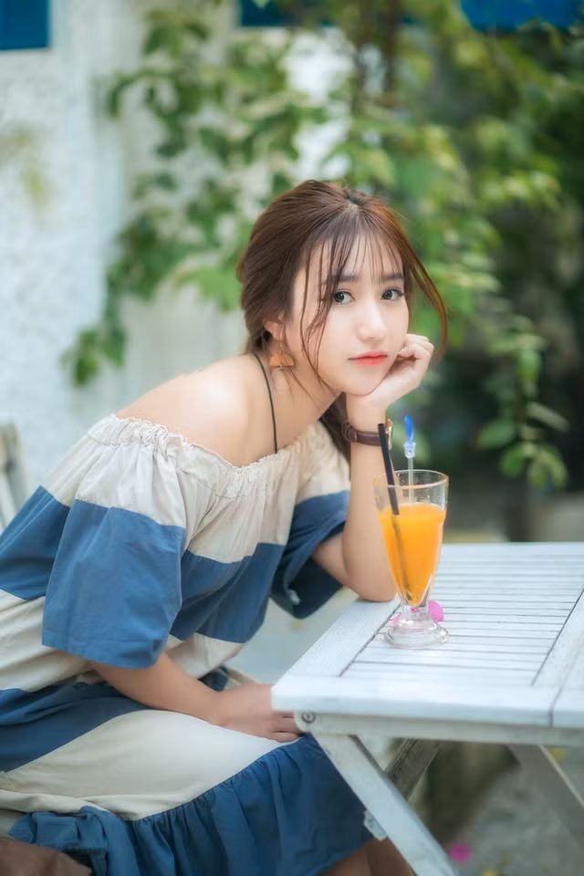  Cô gái này cũng quan niệm rằng người phụ nữ hiện đại cần có bản lĩnh để vượt qua những khó khăn cũng như cám dỗ của cuộc sống, quan trọng hơn hết phải tin tưởng vào khả năng của bản thân.