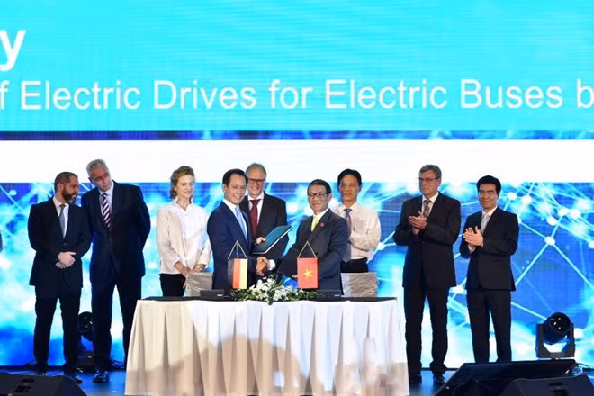 Ông Võ Quang Huệ - Phó Tổng Giám đốc Tập đoàn Vingroup (phải) và tiến sỹ Phạm Thái Lai, Chủ tịch kiêm Tổng Giám đốc Siemens Việt Nam (trái) ký hợp đồng về cung cấp công nghệ và linh kiện để sản xuất xe buýt điện mang thương hiệu VinFast. (Nguồn: Vingroup)