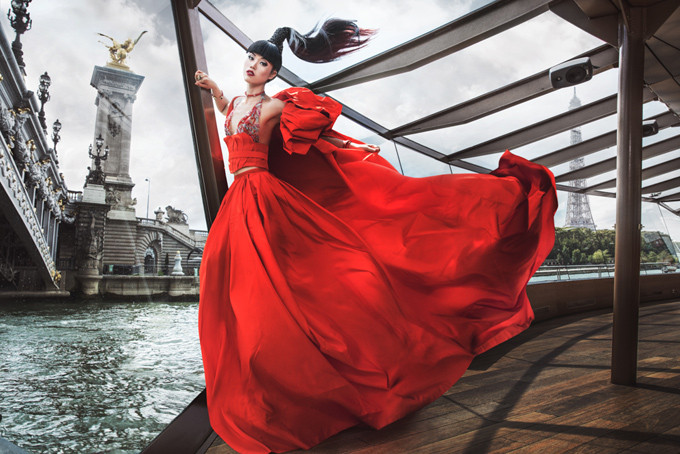 Trước khi tổ chức show diễn trên thuyền ở Paris, Jessica Minh Anh thực hiện bộ ảnh thời trang ấn tượng. Cô mặc váy dạ hội đỏ rực, tạo dáng trên con tàu đang chạy quanh sông Seine. Trước khi tổ chức show diễn trên thuyền ở Paris, Jessica Minh Anh thực hiện bộ ảnh thời trang ấn tượng. Cô mặc váy dạ hội đỏ rực, tạo dáng trên con tàu đang chạy quanh sông Seine.