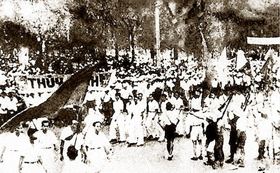 Giành chính quyền ở Sài Gòn ngày 25-8-1945. (Ảnh tư liệu)