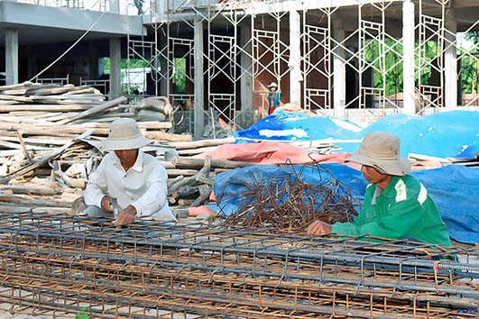 Trường THCS Lý Tự Trọng xã Chư Gu đang khẩn trương thi công kịp năm học mới. Ảnh: Đức Thụy