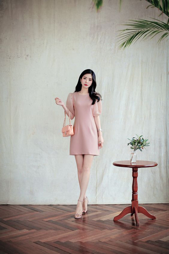  Chọn túi hồng pastel, hồng dâu nhạt đi cùng các kiểu sandal, giày cao gót tím hồng nhạt cũng là cách mang đến sự hài hòa cho tổng thể.