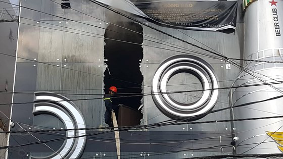 Lực lượng chữa cháy phải đập vỡ kính cường lực phía trước beer club để đưa nước vào trong.