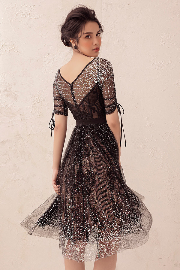 Phần cổ áo, tay áo cách điệu nhẹ nhàng được Đỗ Long chăm chút khá tỉ mỉ trong bộ sưu tập đầu thu.