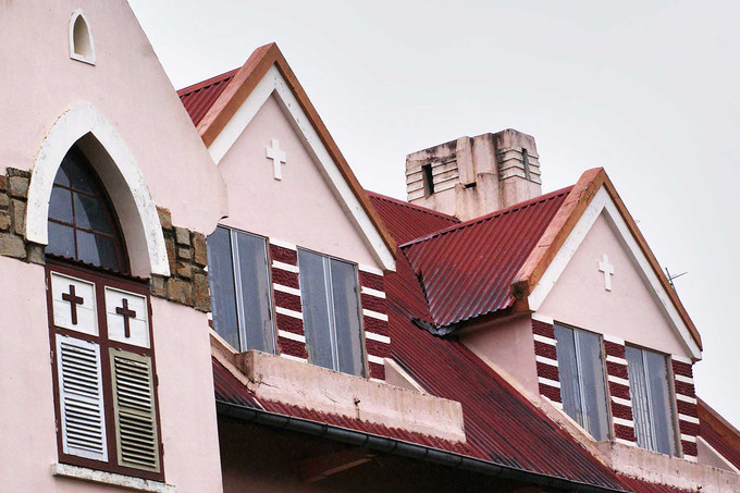 Mái nhà thờ cách điệu theo kiểu mái nhà rông Tây Nguyên được lợp ngói màu đỏ. Bố cục kiến trúc nhà thờ được cho là thoát ra hẳn những quy định nghiêm ngặt về kiến trúc tôn giáo tại châu Âu. Domain de Marie không có tháp chuông như những nhà thờ khác.