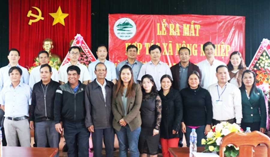 Các đại biểu dự Hội nghị chụp hình lưu niệm cùng các thành viên trong HTX. Ảnh: Hồng Thương  Các đại biểu dự Hội nghị chụp hình lưu niệm cùng các thành viên trong HTX. Ảnh: Hồng Thương