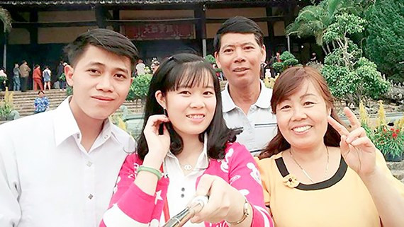 Tân thủ khoa Trường ĐH Quốc tế Hồng Bàng Nguyễn Thị Thu (thứ 2, từ trái sang) chụp hình cùng gia đình Tân thủ khoa Trường ĐH Quốc tế Hồng Bàng Nguyễn Thị Thu (thứ 2, từ trái sang) chụp hình cùng gia đình