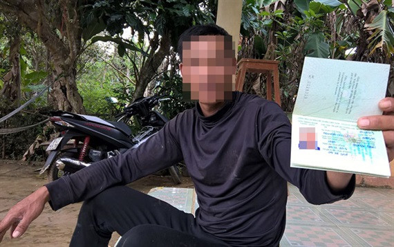 Ngư dân Nguyễn Văn Lạt với tấm hộ chiếu trở về Việt Nam, ngư dân này mong được hỗ trợ để sớm quay lại Hoàng Sa đánh bắt (Ảnh: Hà Anh)Ngư dân Nguyễn Văn Lạt với tấm hộ chiếu trở về Việt Nam, ngư dân này mong được hỗ trợ để sớm quay lại Hoàng Sa đánh bắt (Ảnh: Hà Anh)