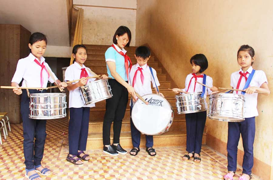  Cô Khương Thị Ngọc Ánh (Trường Tiểu học Anh hùng Núp, phường Thắng Lợi, TP. Pleiku) hướng dẫn các em học sinh kỹ năng đánh trống. Ảnh: P.L 