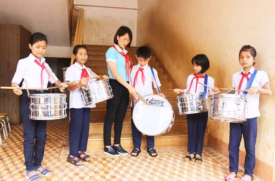 Cô Khương Thị Ngọc Ánh (Trường Tiểu học Anh hùng Núp, phường Thắng Lợi, TP. Pleiku) hướng dẫn các em học sinh kỹ năng đánh trống. Ảnh: P.L 