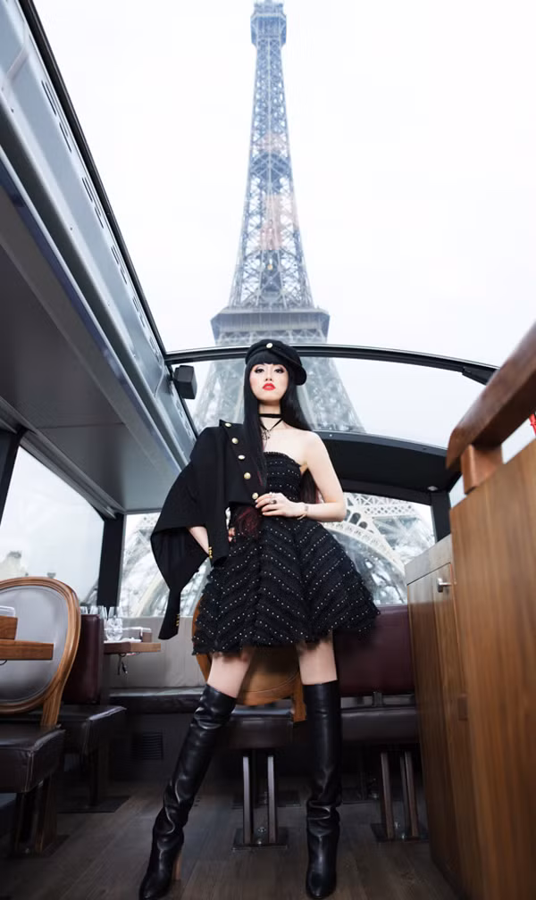 Jessica Minh Anh với phong cách lạnh lùng, cá tính.