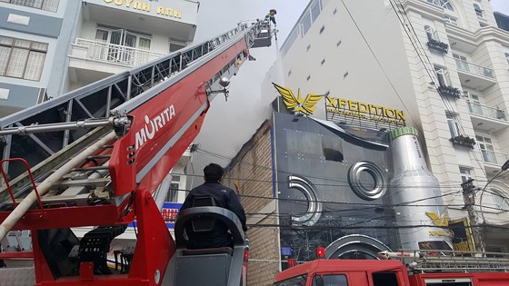  Lực lượng chữa cháy phải sử dụng thang chuyên dụng để tiếp cận hiện trường vụ hỏa hoạn