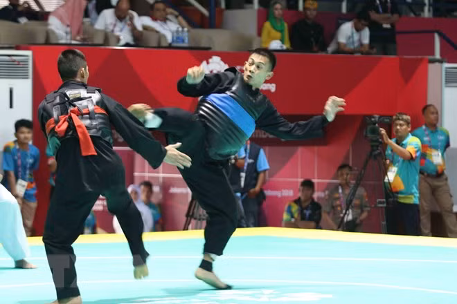  Võ sỹ Nguyễn Ngọc Toản (đai đỏ) thi đấu trận chung kết dưới 65kg ở ASIAD 2018. (Ảnh: Trọng Tuệ/TTXVN)