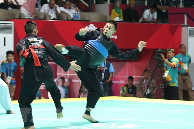  Võ sỹ Nguyễn Ngọc Toản (đai đỏ) thi đấu trận chung kết dưới 65kg ở ASIAD 2018. (Ảnh: Trọng Tuệ/TTXVN)
