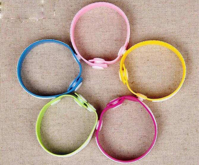 Vòng đeo tay chống muỗi cho trẻ được bán trên thị trường. Ảnh: T.Q.