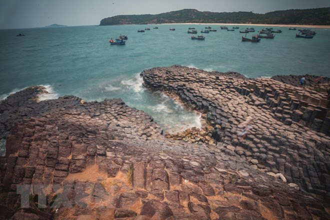 Những khối đá hình lăng trụ với màu đen huyền bí xếp sát nhau nhìn như một tổ ong khổng lồ tại danh thắng quốc gia Ghềnh Đá Đĩa. (Ảnh: Trọng Đạt/TTXVN) Những khối đá hình lăng trụ với màu đen huyền bí xếp sát nhau nhìn như một tổ ong khổng lồ tại danh thắng quốc gia Ghềnh Đá Đĩa. (Ảnh: Trọng Đạt/TTXVN)