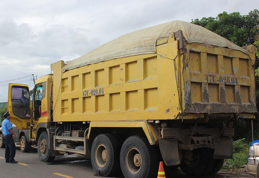 Xe chở quá tải trọng. Ảnh: Nguyễn Diệp