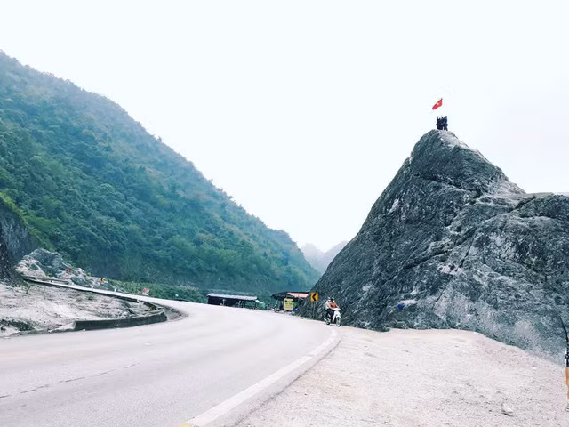 Đèo Đá Trắng nằm ở tuyến quốc lộ 6 nối giữa Tân Lạc và Mai Châu (Hòa Bình) cách Hà Nội khoảng 120km về phía Tây Bắc. Ảnh: @thutrang1582