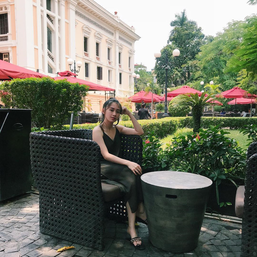 Ketmany nghỉ ngơi tại một quán cà phê gần Nhà hát Lớn. Cô luôn không quên check-in "Hanoi, Vietnam" ở tất cả bức hình. Dân mạng đoán rằng cô gái 23 tuổi về Việt Nam lần này không cùng với em gái. Bởi trên trang cá nhân của hot girl Chichi, người hâm mộ vẫn chưa thấy bức ảnh hay dòng trạng thái nào liên quan đến việc cô về nước cùng chị mình. Ketmany nghỉ ngơi tại một quán cà phê gần Nhà hát Lớn. Cô luôn không quên check-in