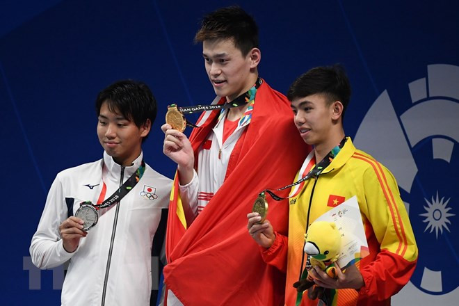 Vận động viên Việt Nam Nguyễn Huy Hoàng (phải) đoạt huy chương đồng bơi 800m nam tại ASIAD 2018 diễn ra ở Jakarta, Indonesia ngày 20/8. (Nguồn: AFP/ TTXVN) Vận động viên Việt Nam Nguyễn Huy Hoàng (phải) đoạt huy chương đồng bơi 800m nam tại ASIAD 2018 diễn ra ở Jakarta, Indonesia ngày 20/8. (Nguồn: AFP/ TTXVN)