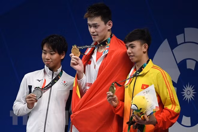 Vận động viên Việt Nam Nguyễn Huy Hoàng (phải) đoạt huy chương đồng bơi 800m nam tại ASIAD 2018 diễn ra ở Jakarta, Indonesia ngày 20/8. (Nguồn: AFP/ TTXVN) Vận động viên Việt Nam Nguyễn Huy Hoàng (phải) đoạt huy chương đồng bơi 800m nam tại ASIAD 2018 diễn ra ở Jakarta, Indonesia ngày 20/8. (Nguồn: AFP/ TTXVN)