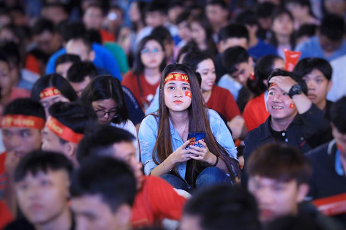 Các fan trải qua những giây phút hồi hộp...