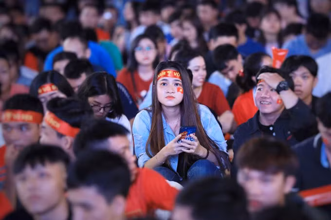 Các fan trải qua những giây phút hồi hộp...