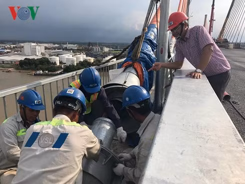  Các kỹ sư, chuyên gia của VSL đang lắp đặt, xử lý kỹ thuật tại đầu các bó cáp dây văng cầu Bạch Đằng