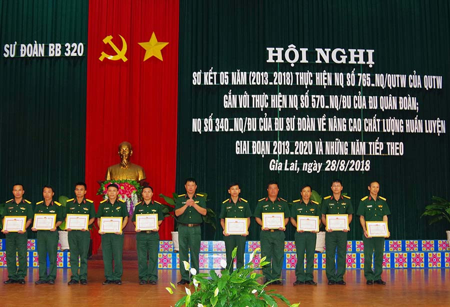 Sư đoàn 320 tặng giấy khen cho các tập thể và cá nhân có thành tích xuất sắc trong công tác huấn luyện 5 năm qua. Ảnh: Vĩnh Hoàng 