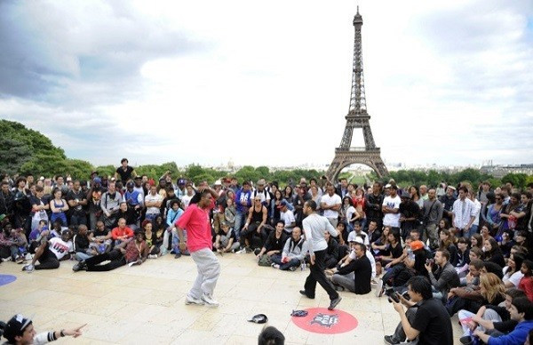 Fête de la Musique là lễ hội âm nhạc thường niên đã diễn ra tại Paris trong suốt 35 năm qua. Fête de la Musique là lễ hội âm nhạc thường niên đã diễn ra tại Paris trong suốt 35 năm qua.