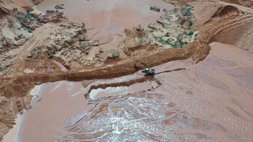  Mỏ titan thuộc huyện Bắc Bình, tỉnh Bình Thuận tạo ra các “quả bom” bùn đỏ tiềm ẩn gây nên những đợt lũ bùn