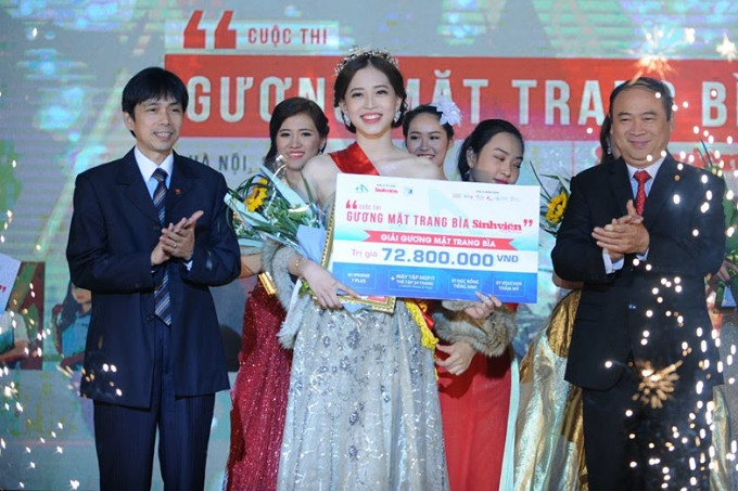Phương Nga đoạt giải Gương mặt trang bìa của báo Sinh viên Việt Nam năm 2017. Trong trường, Phương Nga là một nữ sinh được quan tâm, yêu mến nhờ sự năng nổ. Phương Nga đoạt giải Gương mặt trang bìa của báo Sinh viên Việt Nam năm 2017. Trong trường, Phương Nga là một nữ sinh được quan tâm, yêu mến nhờ sự năng nổ.