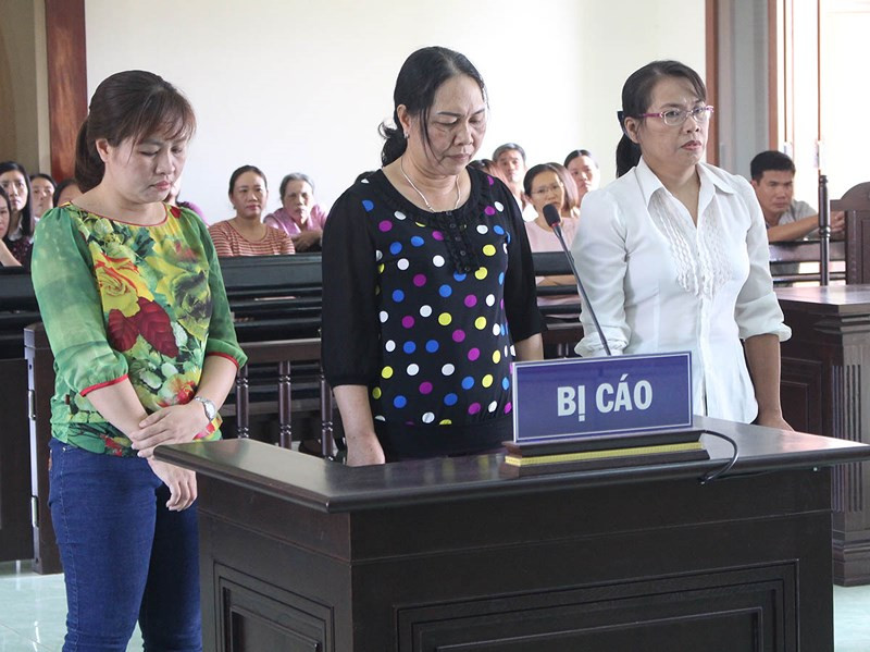 Ba nữ bị cáo là cựu cán bộ Trường Chính trị Phú Yên. Ảnh: TẤN LỘC
