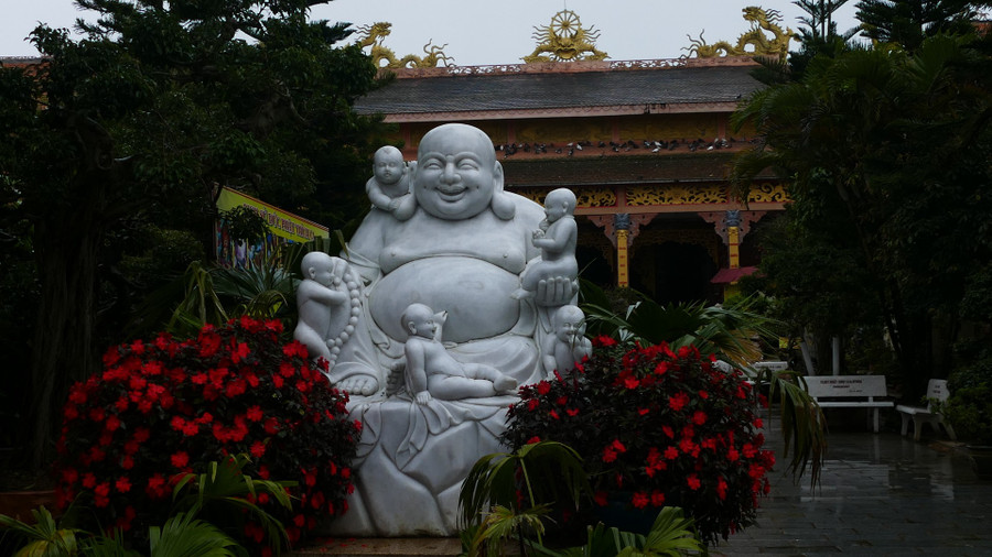 Bức tượng Phật Di Lặc tọa lạc tại sân Thiền viện Vạn Hạnh. Ảnh: Vũ Đoàn. Bức tượng Phật Di Lặc tọa lạc tại sân Thiền viện Vạn Hạnh. Ảnh: Vũ Đoàn.